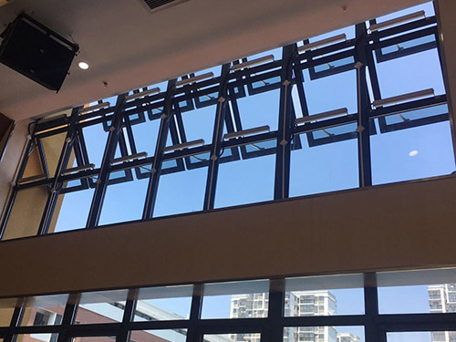 户外安装立转窗电动开窗机时需注意哪些防护措施？